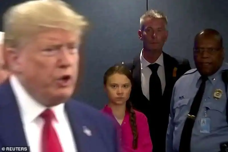 greta thunberg fulmina con lo sguardo trump 