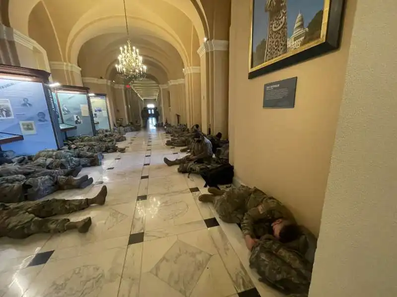 I SOLDATI DELLA GUARDIA NAZIONALE DORMONO NEI CORRIDOI DEL CONGRESSO 2