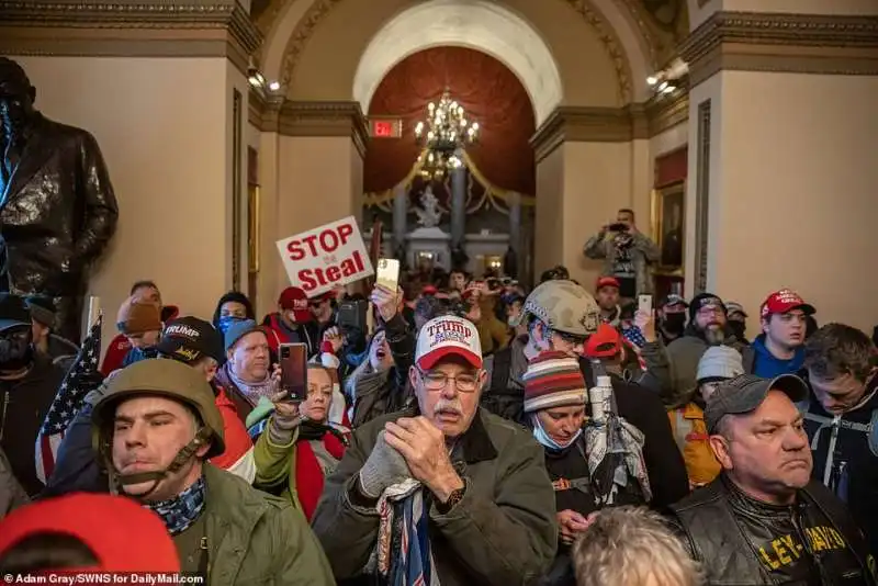 i supporter di trump invadono il congresso 4