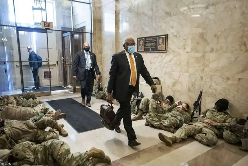 jim clyburn entra al congresso pieno di militari 