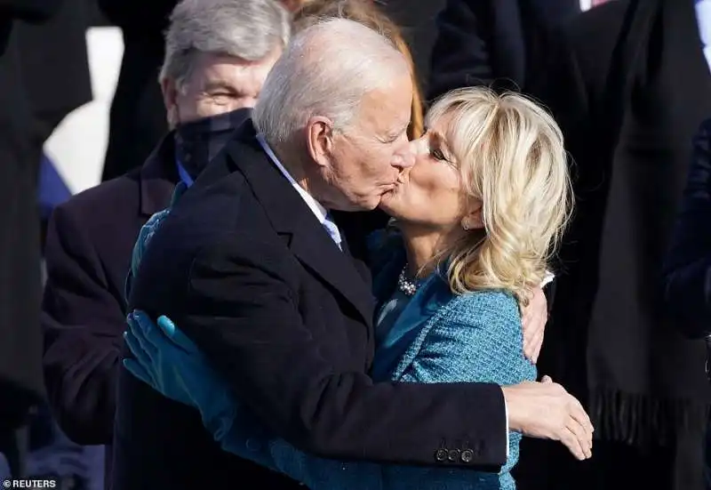 joe biden bacia la moglie jill dopo il giuramento 