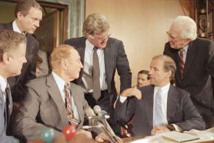 joe biden con i senatori strom thurmond e edward m. kennedy