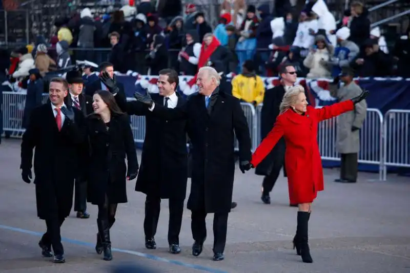 joe biden con la famiglia durante la marcia per l inaugurazione del mandato di obama 