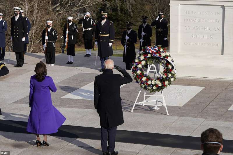 joe biden e kamala harris al cimitero di arlington