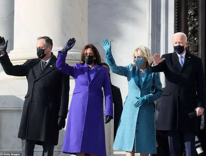 joe biden e kamala harris arrivano al congresso con marito e moglie 