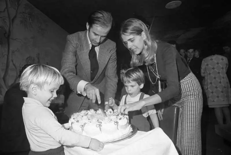 joe biden nel 1972 con la prima moglie neila e i figli 