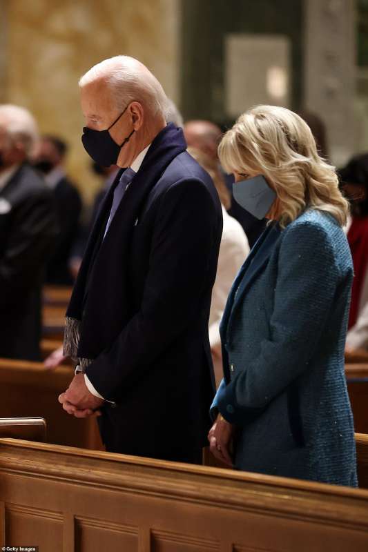 joe e jill biden a messa prima della cerimonia di inaugurazione