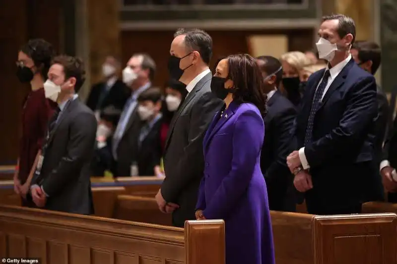 kamala harris e il marito doug emhoff a messa prima dell inaugurazione 