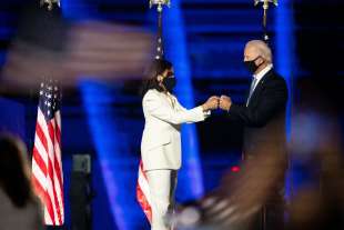 kamala harris e joe biden celebrano la vittoria novembre 2020