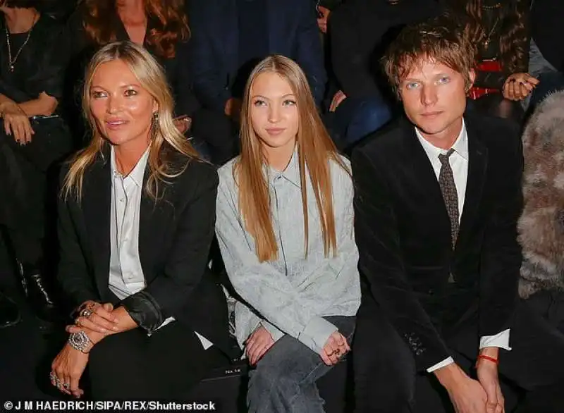 kate moss con la figlia lila e nikolai von bismarck 