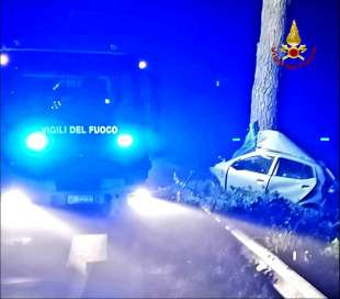 l auto di giacomo truini contro un albero