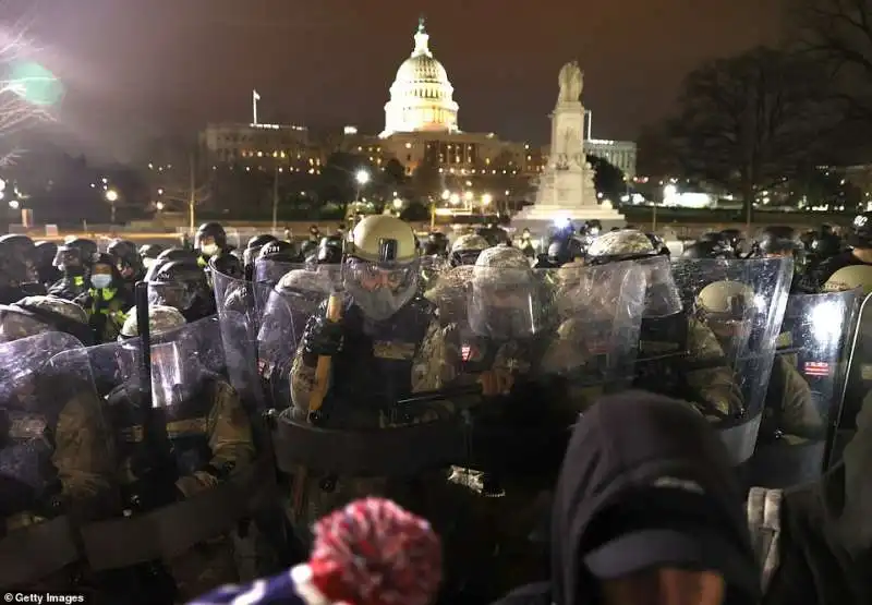 la guardia nazionale contro i supporter di trump che invadono il congresso