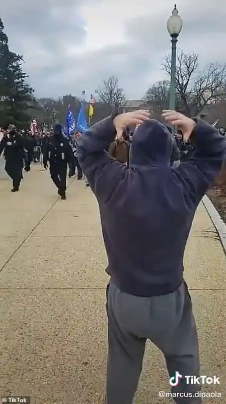 la polizia fa passare i supporter di trump 