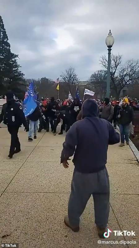 la polizia fa passare i supporter di trump 2