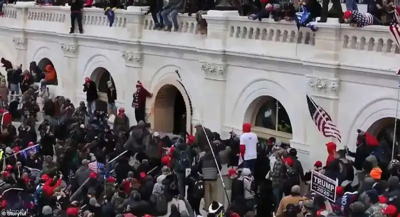 manifestanti assediano il campidoglio a washington 