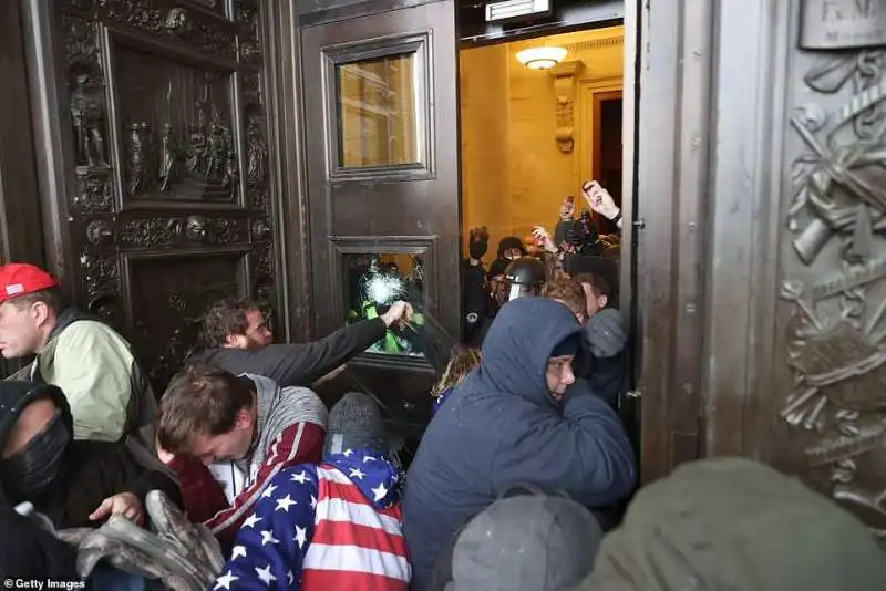 manifestanti pro trump assaltano il congresso 