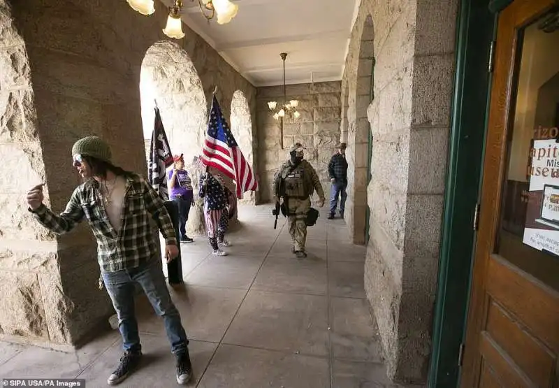 manifestanti pro trump provano a fare irruzione al capitol museum