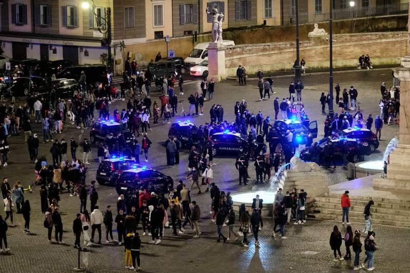 maxi rissa tra pischelli a piazza del popolo