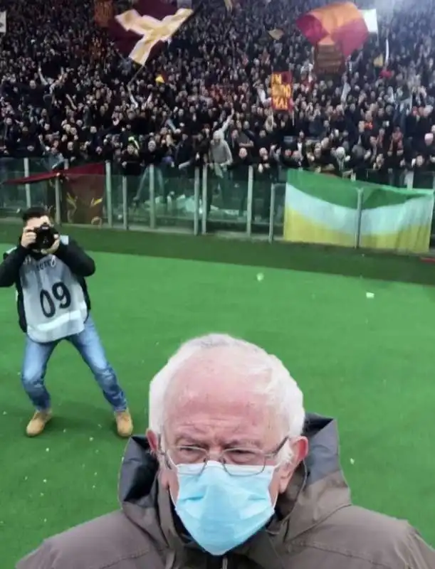 meme su bernie sanders al giuramento 4