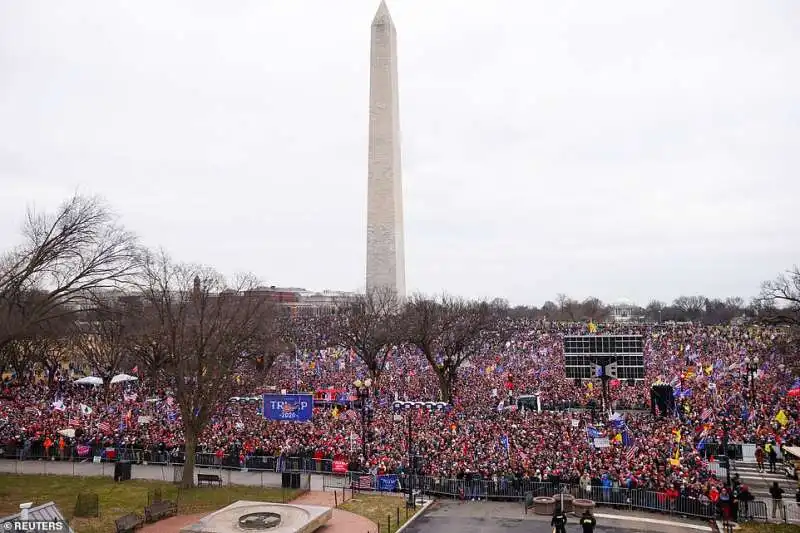 migliaia di supporter di trump a washington 