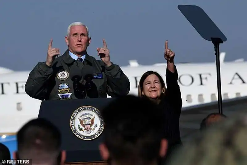 mike e karen pence visitano le truppe a lemoore in california 