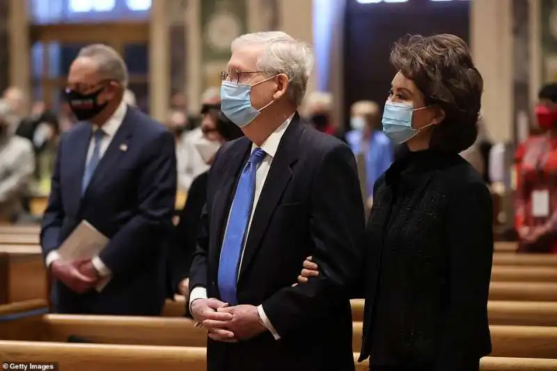 mitch mcconnell e la moglie a messa prima dell inaugurazione di biden 