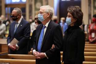 mitch mcconnell e la moglie a messa prima dell inaugurazione di biden