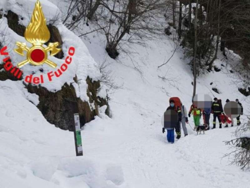 monte Vareno - COPPIA SCIVOLA IN UN DIRUPO