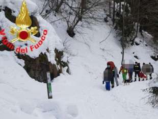 monte Vareno - COPPIA SCIVOLA IN UN DIRUPO