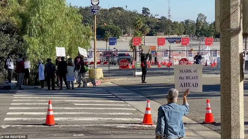 no vax davanti al dodgers stadium di los angeles 1