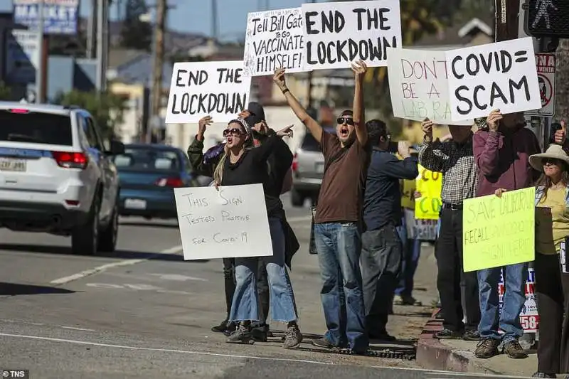 no vax davanti al dodgers stadium di los angeles