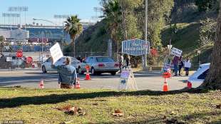 no vax davanti al dodgers stadium di los angeles 2