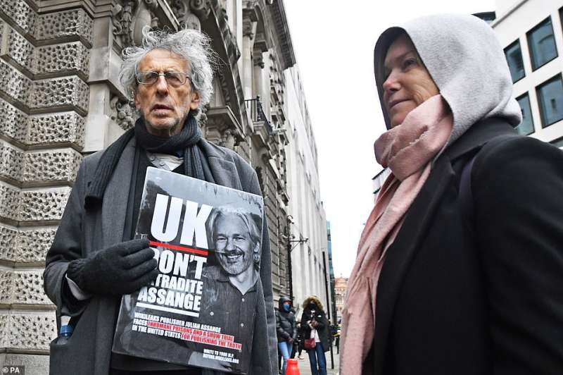 piers corbyn fuori dal tribunale