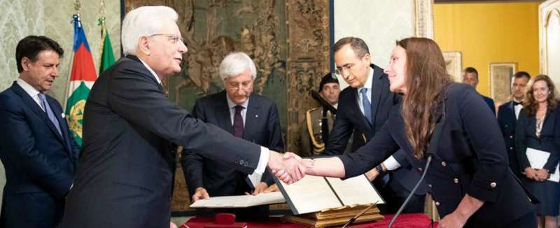 prima la petizione contro e poi la stretta di mano della locatelli a mattarella