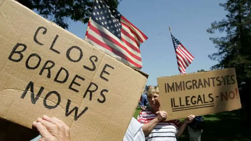 proteste anti migranti california 