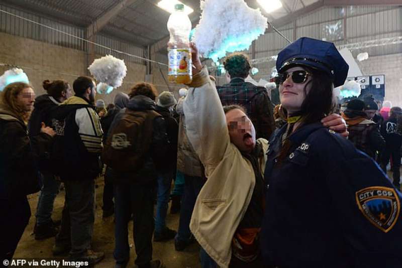 rave party di capodanno a lieuron, in francia 1