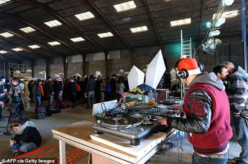 rave party di capodanno a lieuron, in francia