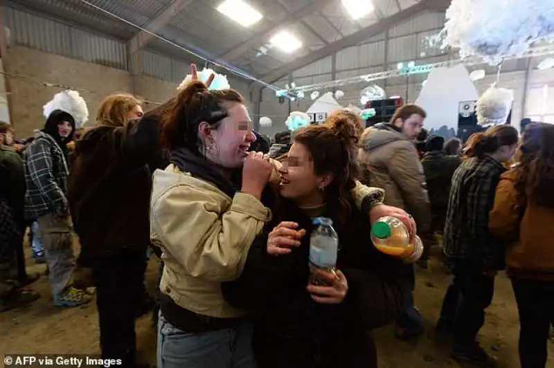 rave party di capodanno a lieuron, in francia 5