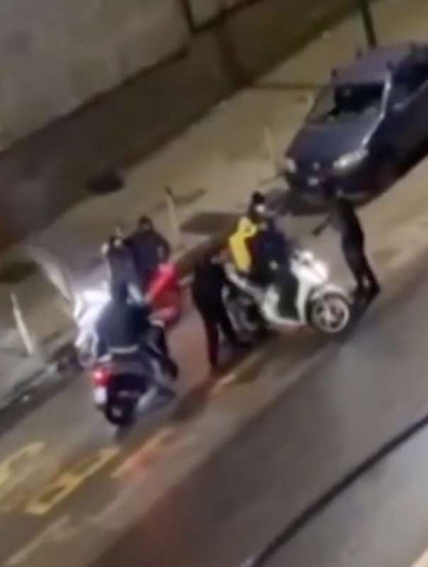 rider picchiato per rubare lo scooter a napoli 1