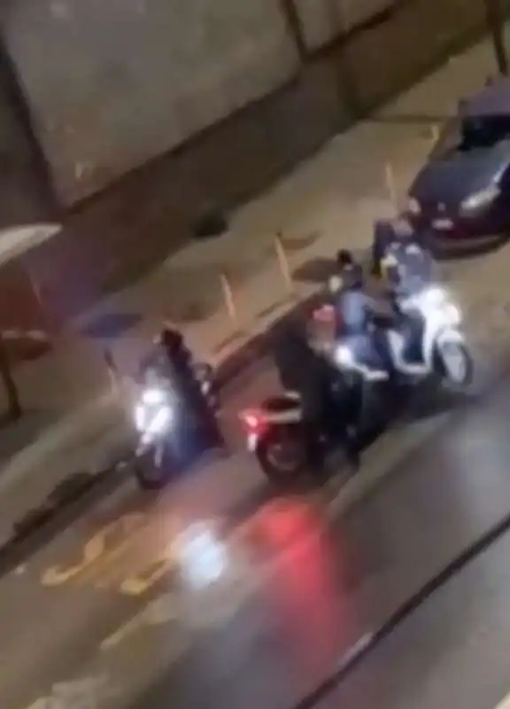 rider picchiato per rubare lo scooter a napoli 2