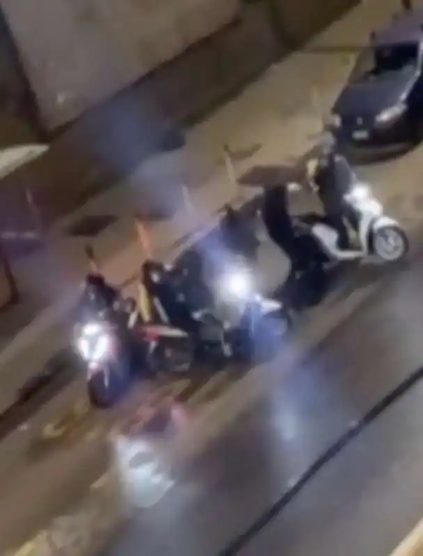 rider picchiato per rubare lo scooter a napoli 3