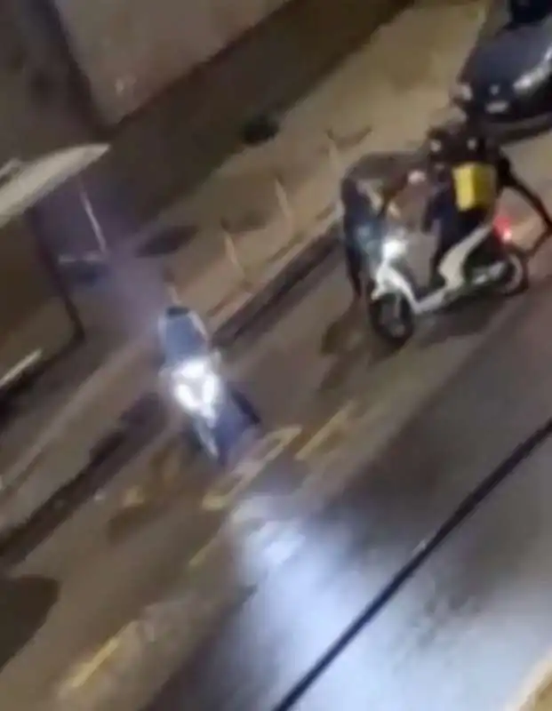 rider picchiato per rubare lo scooter a napoli 5