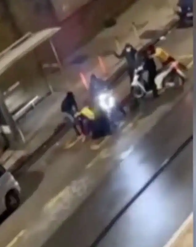 rider picchiato per rubare lo scooter a napoli 6