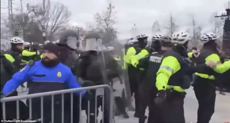 scontri a washington tra polizia e supporter di trump 12