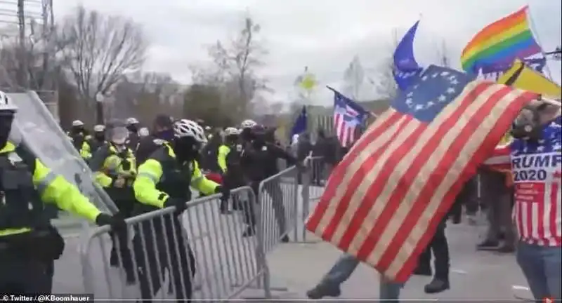 scontri a washington tra polizia e supporter di trump 3