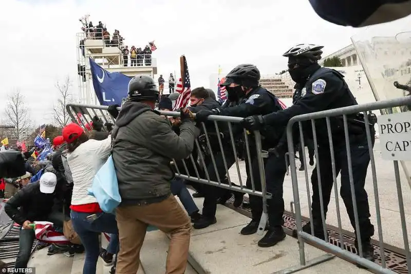 scontri a washington tra polizia e supporter di trump 6