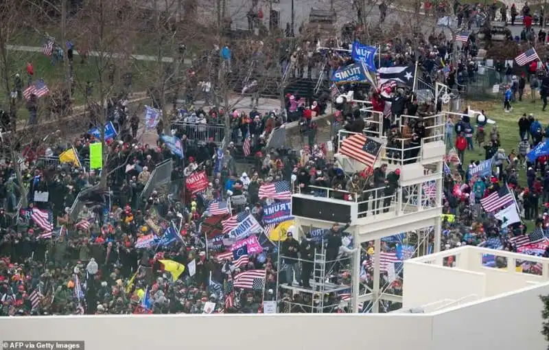 scontri a washington tra polizia e supporter di trump 7