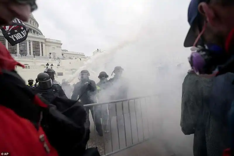 scontri a washington tra polizia e supporter di trump 9