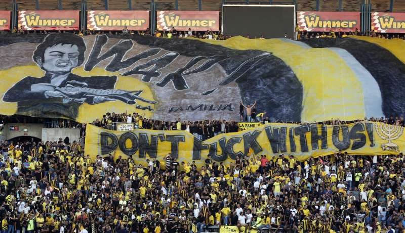 striscioni nello stadio del beitar jerusalem