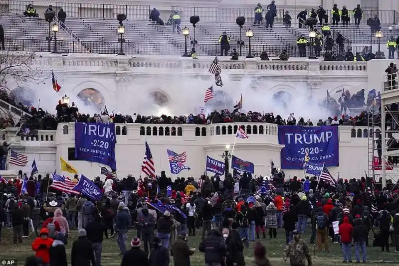 supporter di trump assaltano il congresso usa 